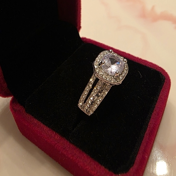 Modern Ring - Picture 2 of 3